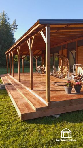 Prie namo pritvirtinta natūrali medinė veranda - garden gazebo pergola